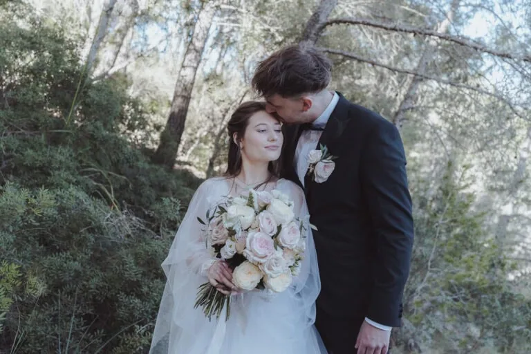 Hochzeit Wald Brautpaarshooting besonders innige Momente