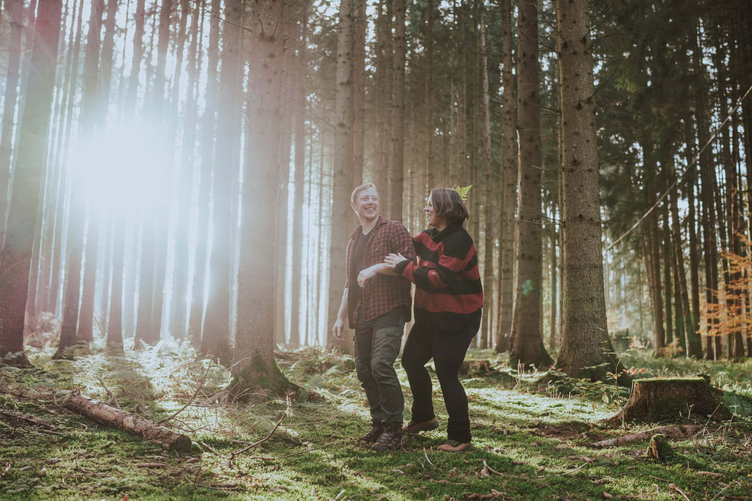 Fotograf Koblenz, Paarshooting Hunsrück, Fotografin Trier, innige Paar Momente Wald