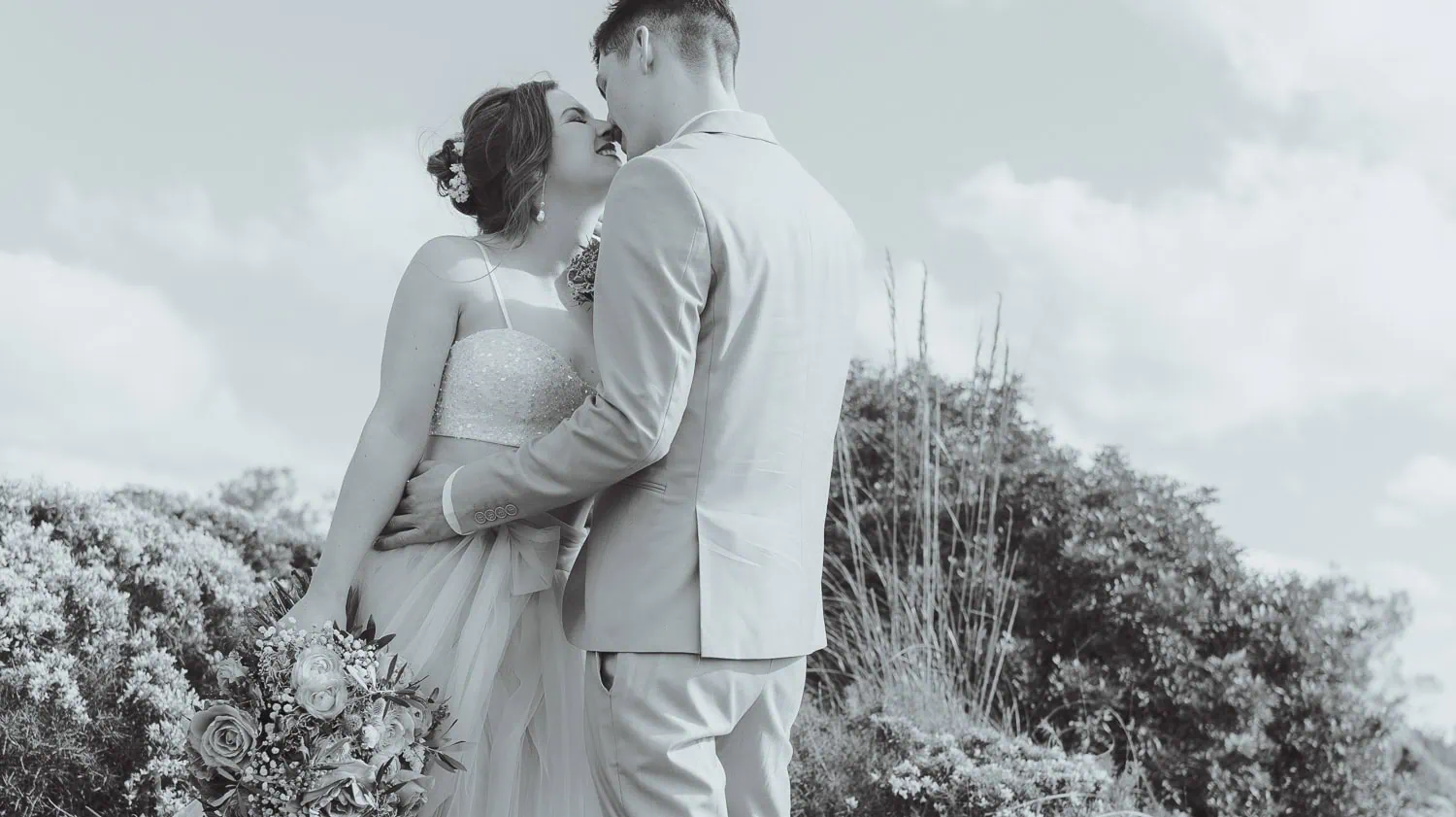 Hochzeit Wald Brautpaarshooting besonders innige Momente