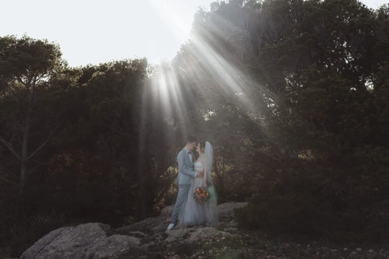 Hochzeit Wald Brautpaarshooting besonders innige Momente