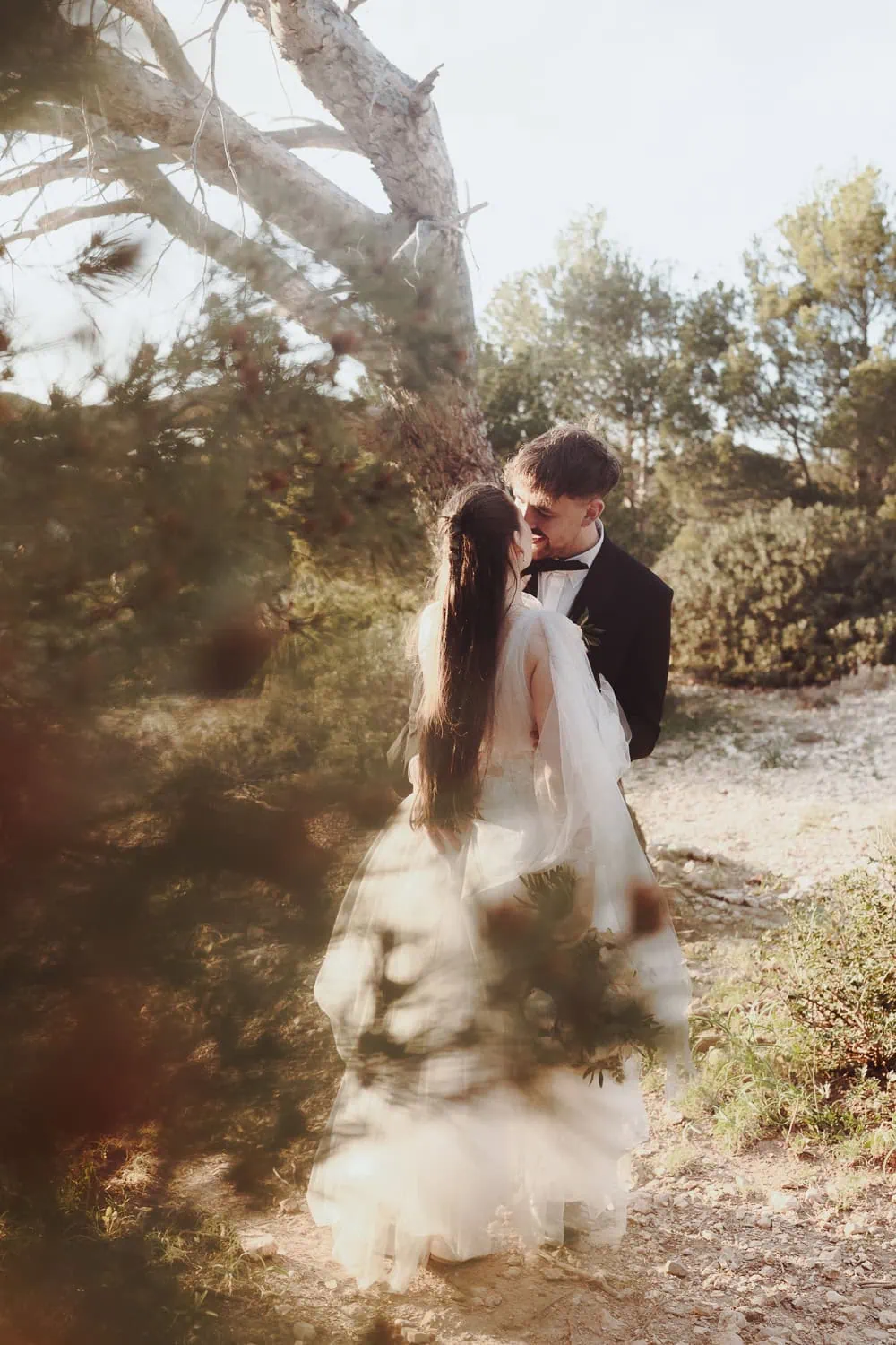 Hochzeit Wald Brautpaarshooting besonders innige Momente