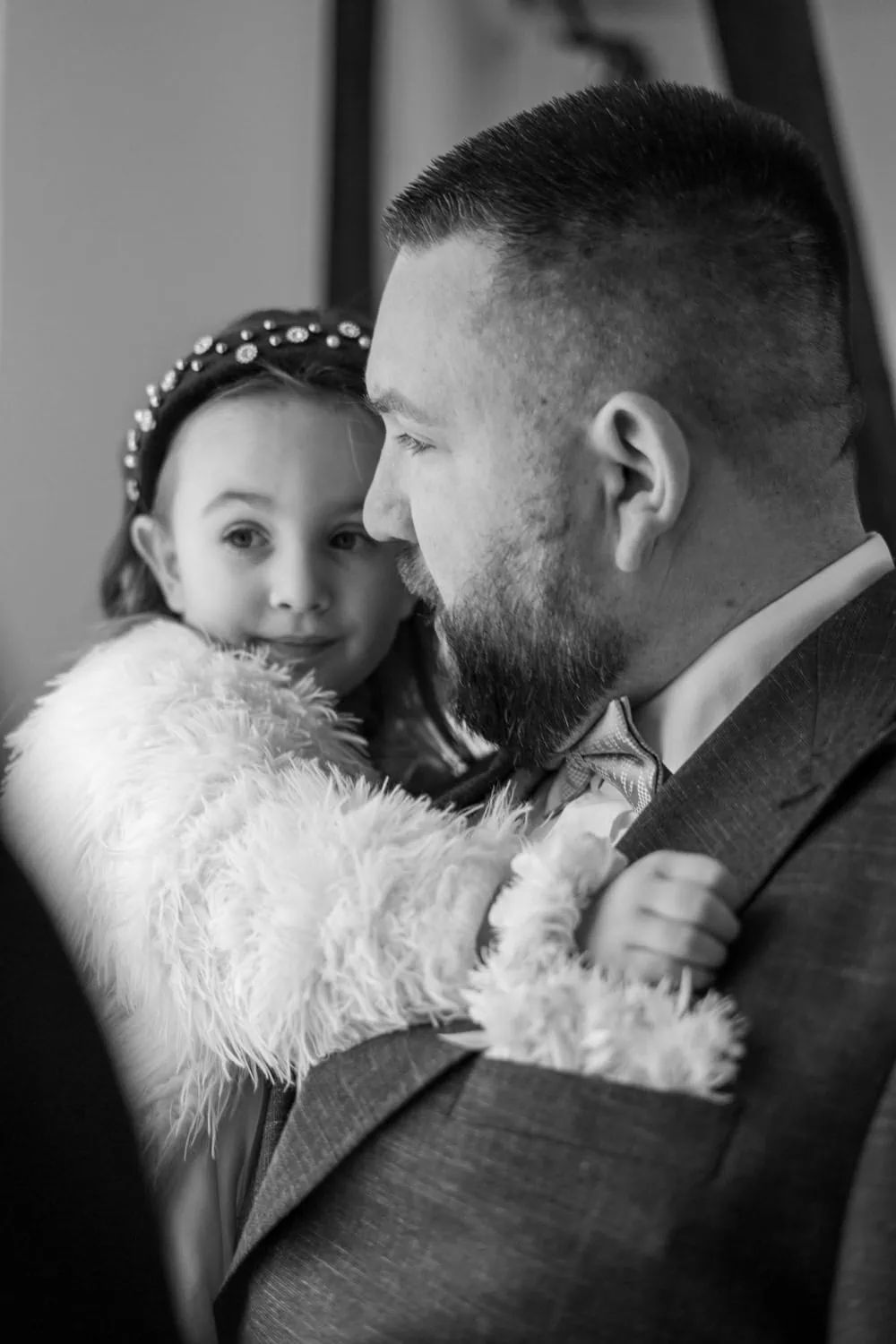 Hochzeitsfotos Trier, Hochzeit Wald Brautpaarshooting besonders innige Momente