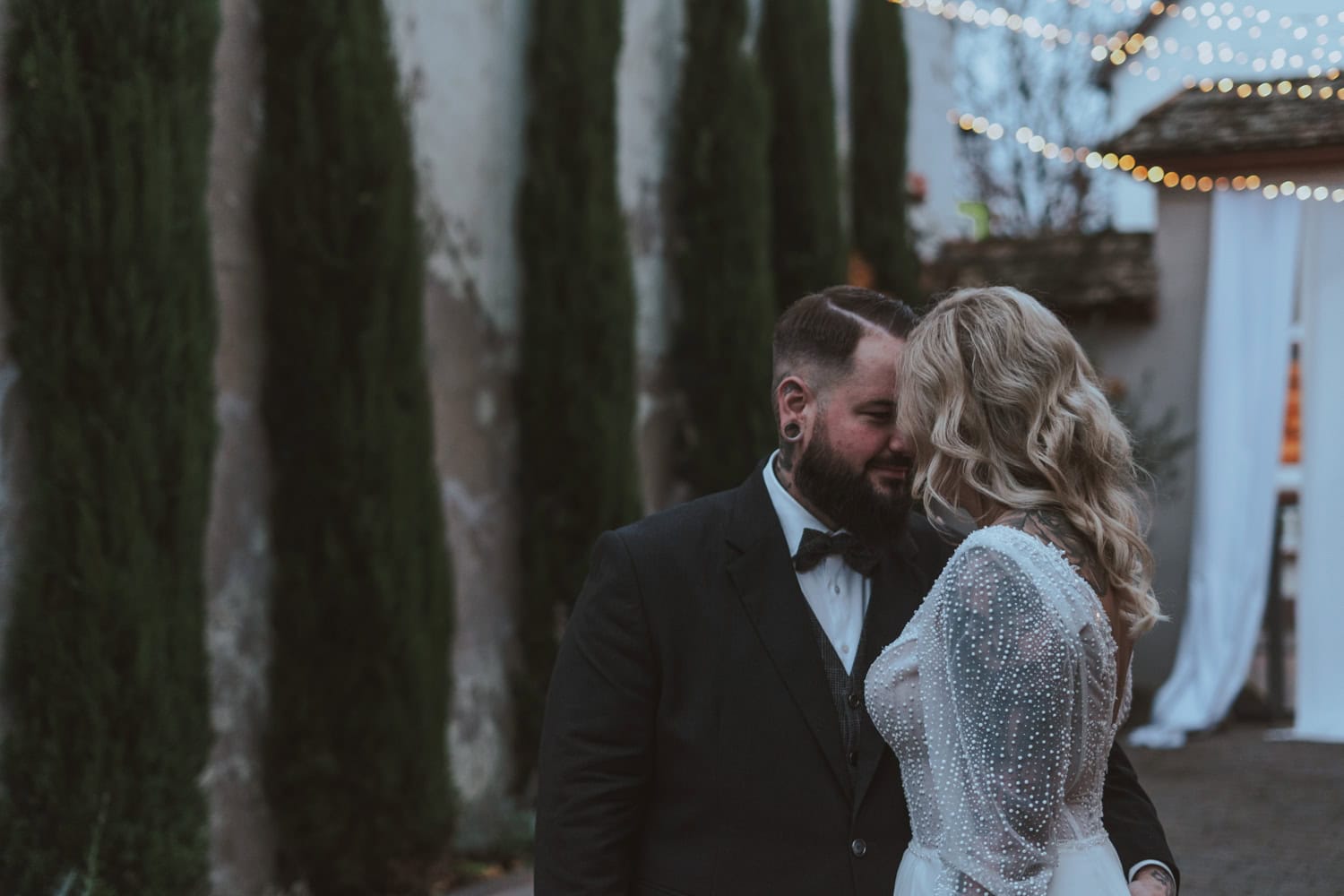 Hochzeitsfotos Trier, Hochzeit Wald Brautpaarshooting besonders innige Momente