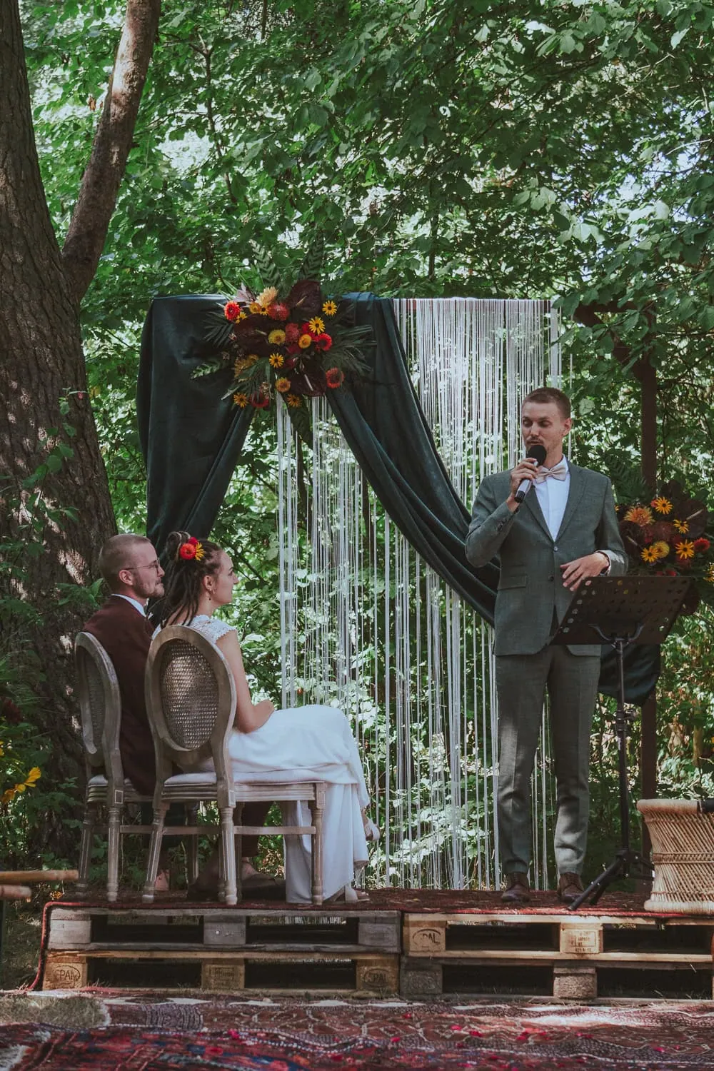 Hochzeitsfotos Trier, Hochzeit Wald Brautpaarshooting besonders innige Momente