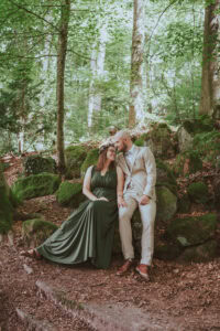 Hochzeit Wald Brautpaarshooting besonders innige Momente