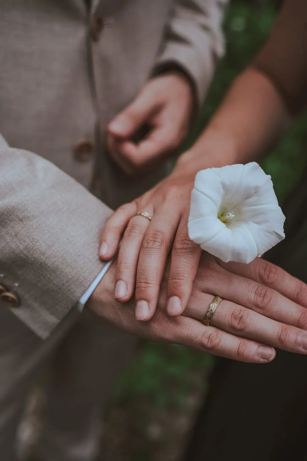 Hochzeitsfotos Trier, Hochzeit Wald Brautpaarshooting besonders innige Momente