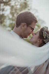 Hochzeit Wald Brautpaarshooting besonders innige Momente