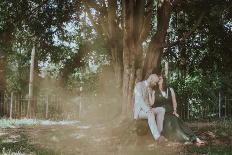Hochzeit Wald Brautpaarshooting besonders innige Momente