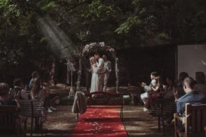 Hochzeit Wald Brautpaarshooting besonders innige Momente
