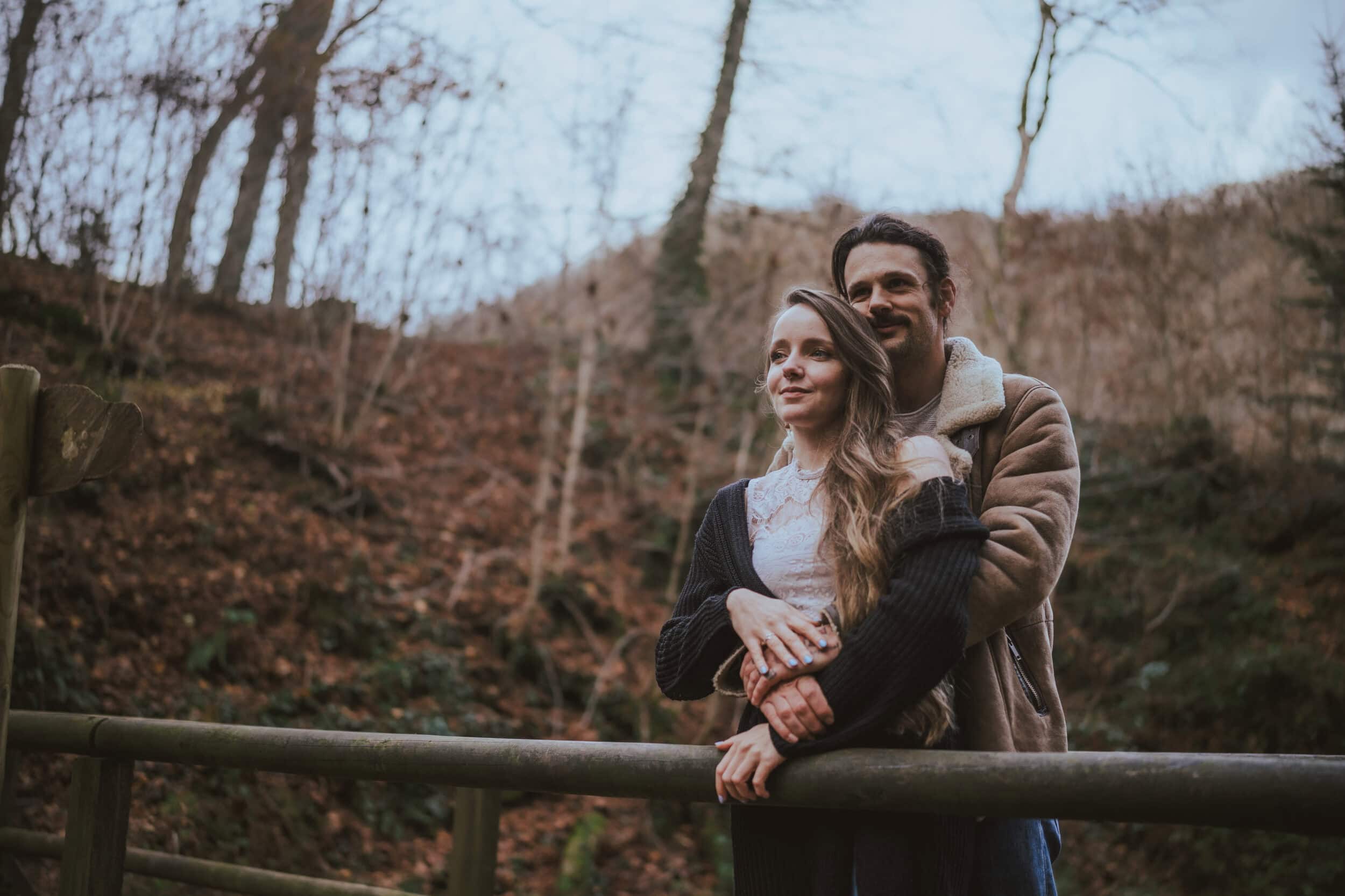 Fotograf Koblenz, Paarshooting Hunsrück, innige Paar Momente Wald