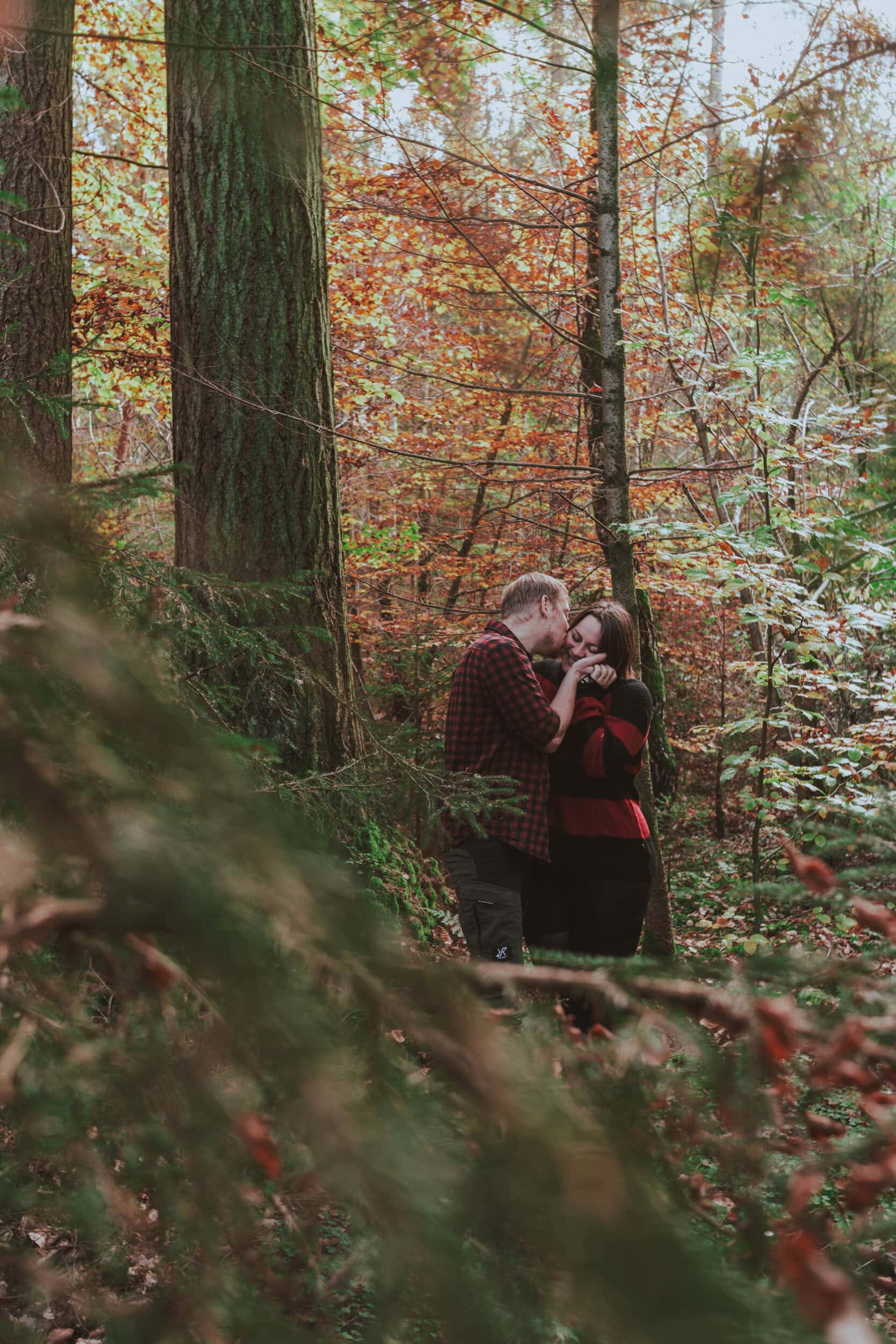 Fotograf Koblenz, Paarshooting Hunsrück, innige Paar Momente Wald